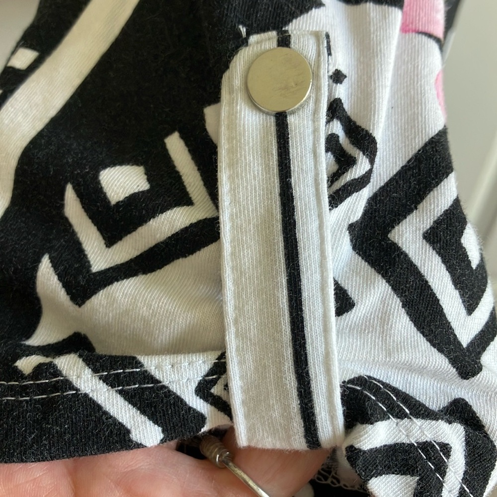 Onque Casuals Black and White Graphic Blouse - Picture 5 of 10